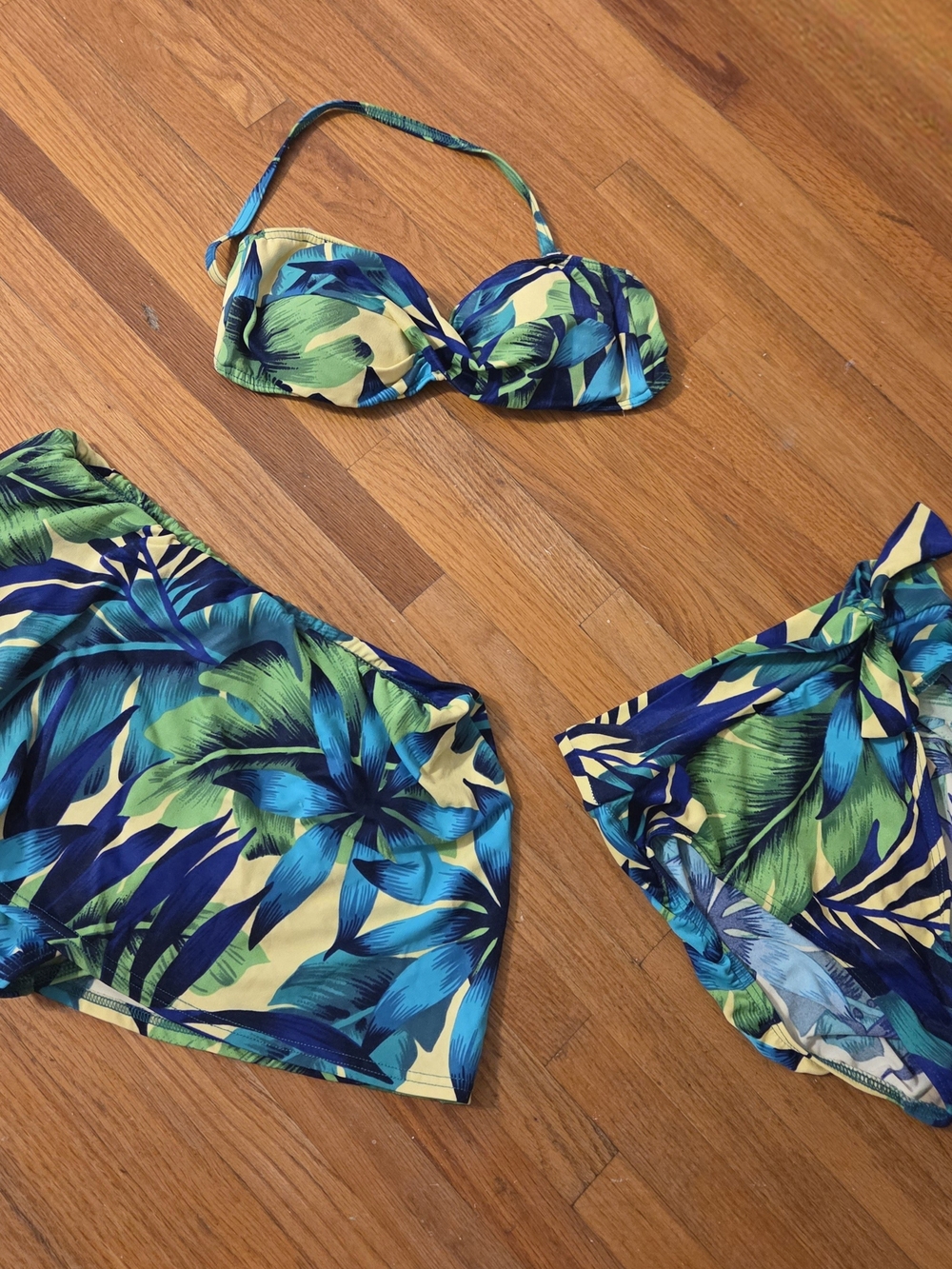 women’s 3-piece tropical swimsuit set, size 8.